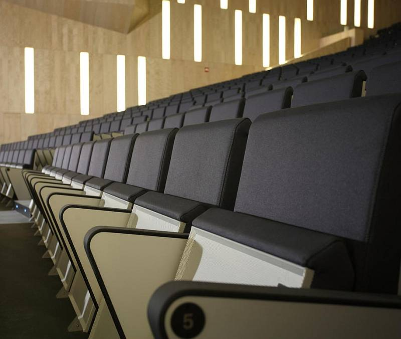 Merawat Kursi Auditorium Merawat Kursi Auditorium